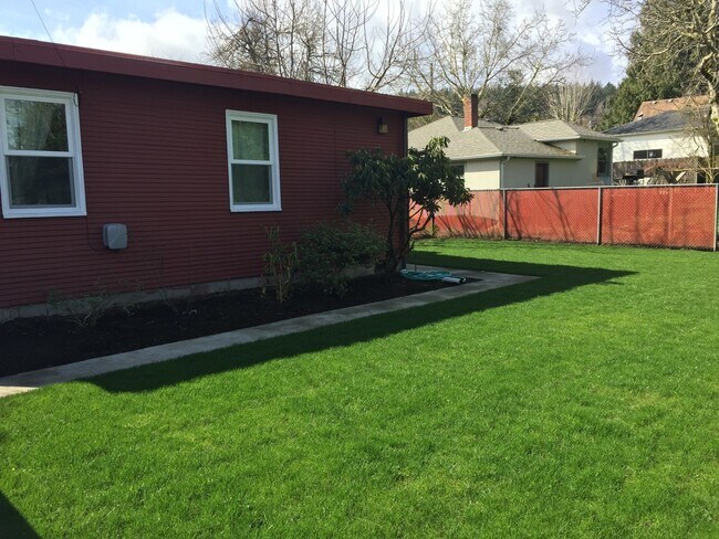 Building Photo - Crisp Duplex, offstreet parking, great backyard too.