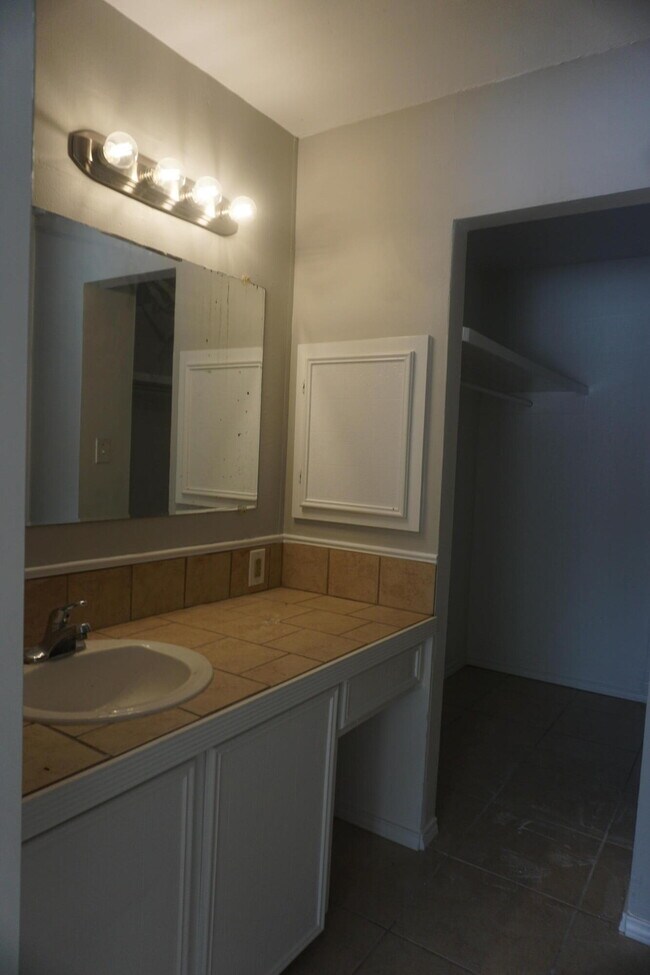Building Photo - 5546 93rd St