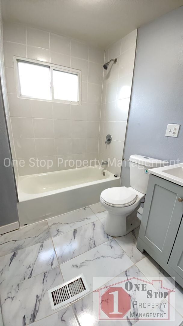 Building Photo - Charming 3-bedroom, 2-bath home in Kansas ...