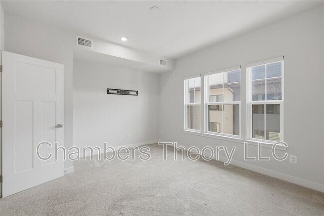 Building Photo - 4322 Ellipse Ter