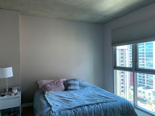 Building Photo - Beautiful Large 2 Bdrm, 2 Ba Condo in Cort...