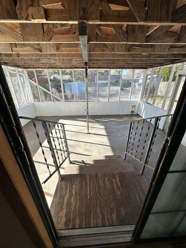 Building Photo - 2-3 bedroom, 1 bath, 1 car garage home for rent