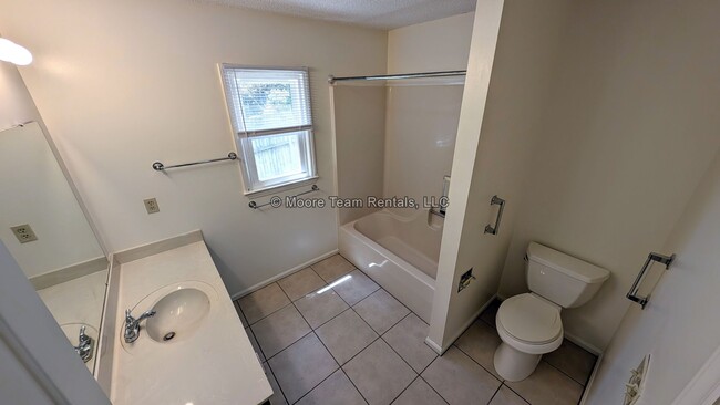 Building Photo - 3 Bed / 2 Bath on 1 Level - Garage, Lawn C...