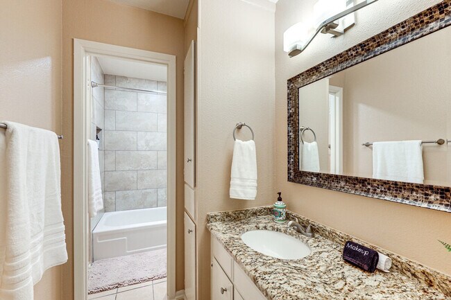 Building Photo - 8702 Village Dr