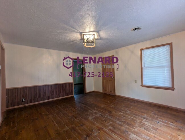 Building Photo - Cozy 2 Bedroom House!