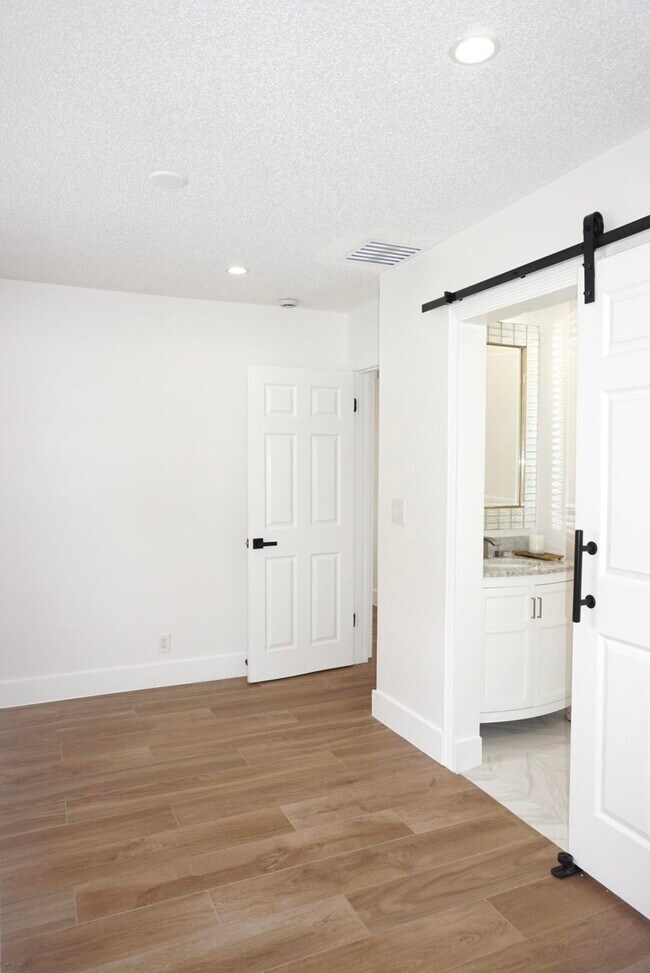 Building Photo - 403 Pinegrove Ave