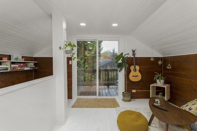 Building Photo - 3 bedroom, 2 bath gorgeous home now available by Mt. Tabor Park in SE Portland!