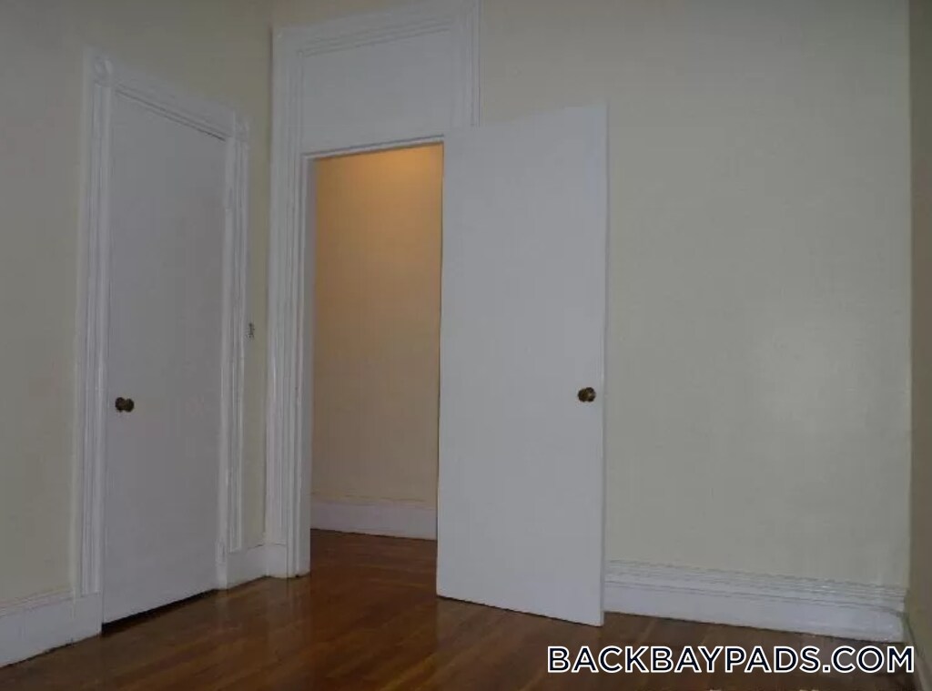 Building Photo - 913 Boylston St