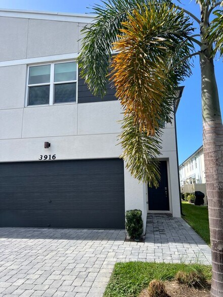 Building Photo - 3916 SE Mentmore Ln