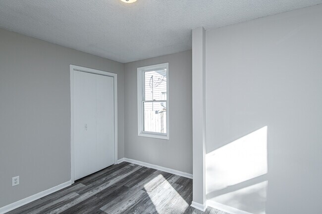 Building Photo - 607-611 11th Ave SE