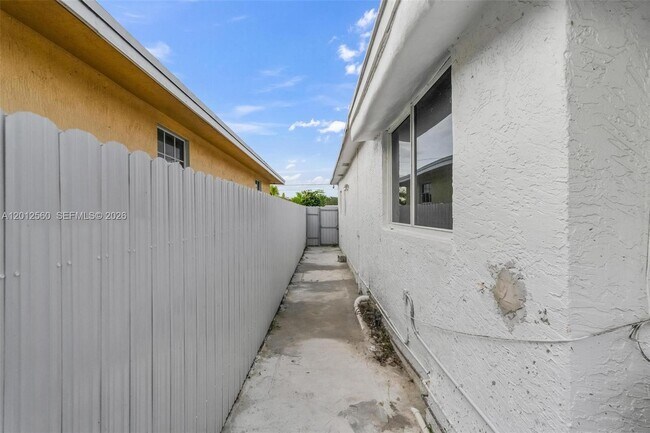 Building Photo - 4530 SW 25th St