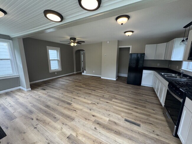 Building Photo - Charming 4-Bed Oasis in Minneapolis – Spacious 1500 Sq Ft Gem!