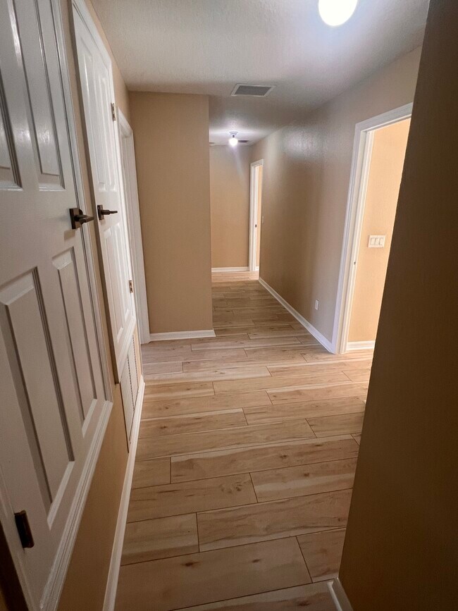 Building Photo - 652 Legacy Park Dr