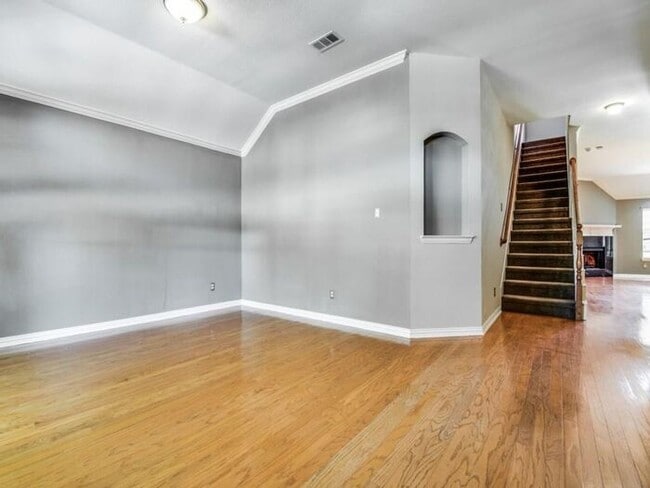 Building Photo - Gorgeous 1.5 story home with media equipment