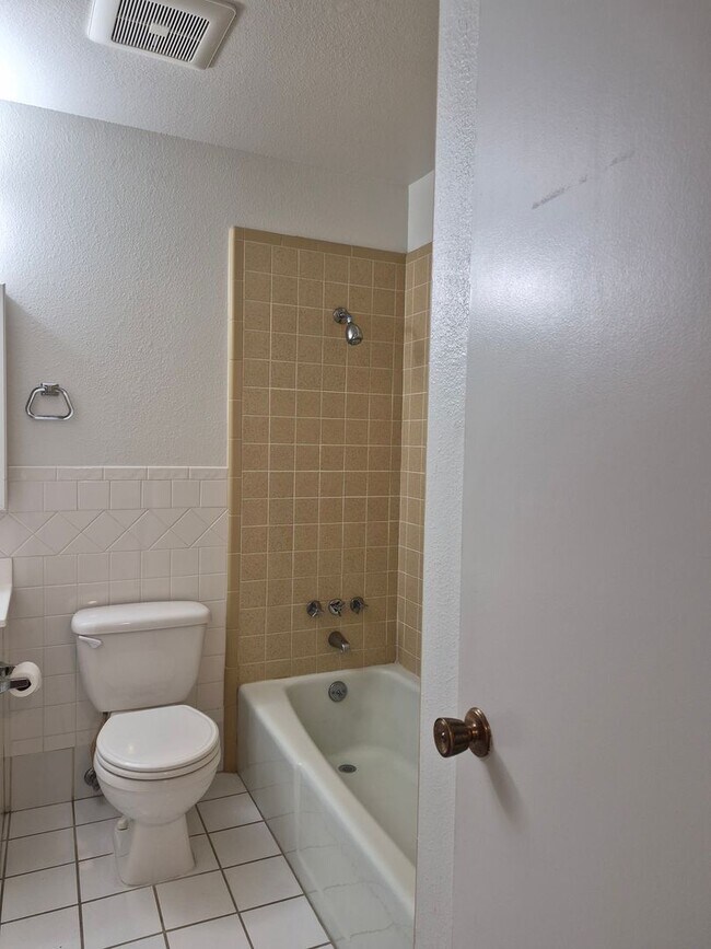 Building Photo - 925 Country Club Dr SE