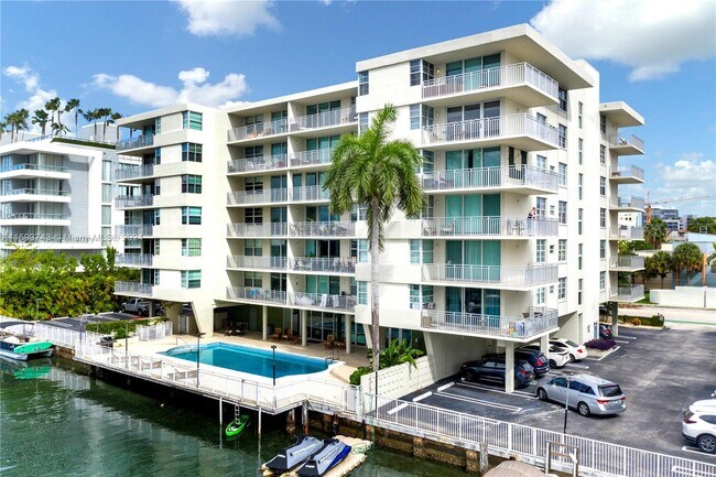 Building Photo - 9500 W Bay Harbor Dr