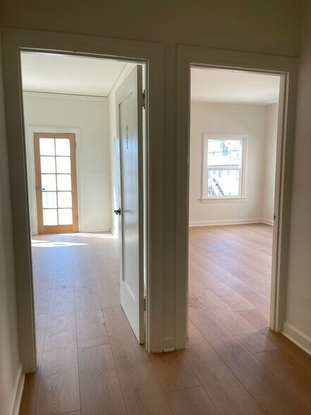 Building Photo - 129 1/2 N Kenmore Ave