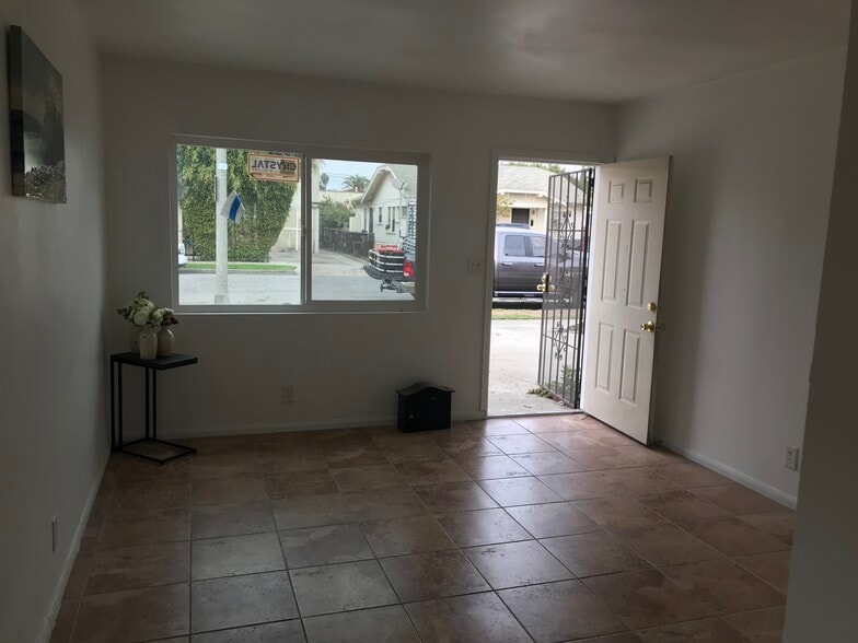 Building Photo - 1030 E 21st St