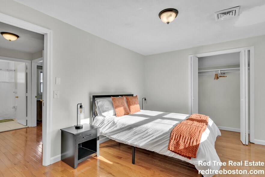 Building Photo - 74 Dunboy St