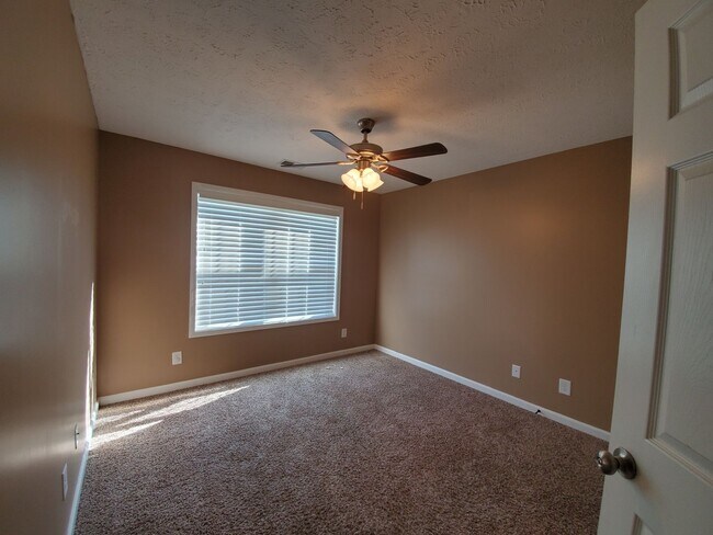 Building Photo - 5 Bedrooms 3 Bathroom Split Foyer