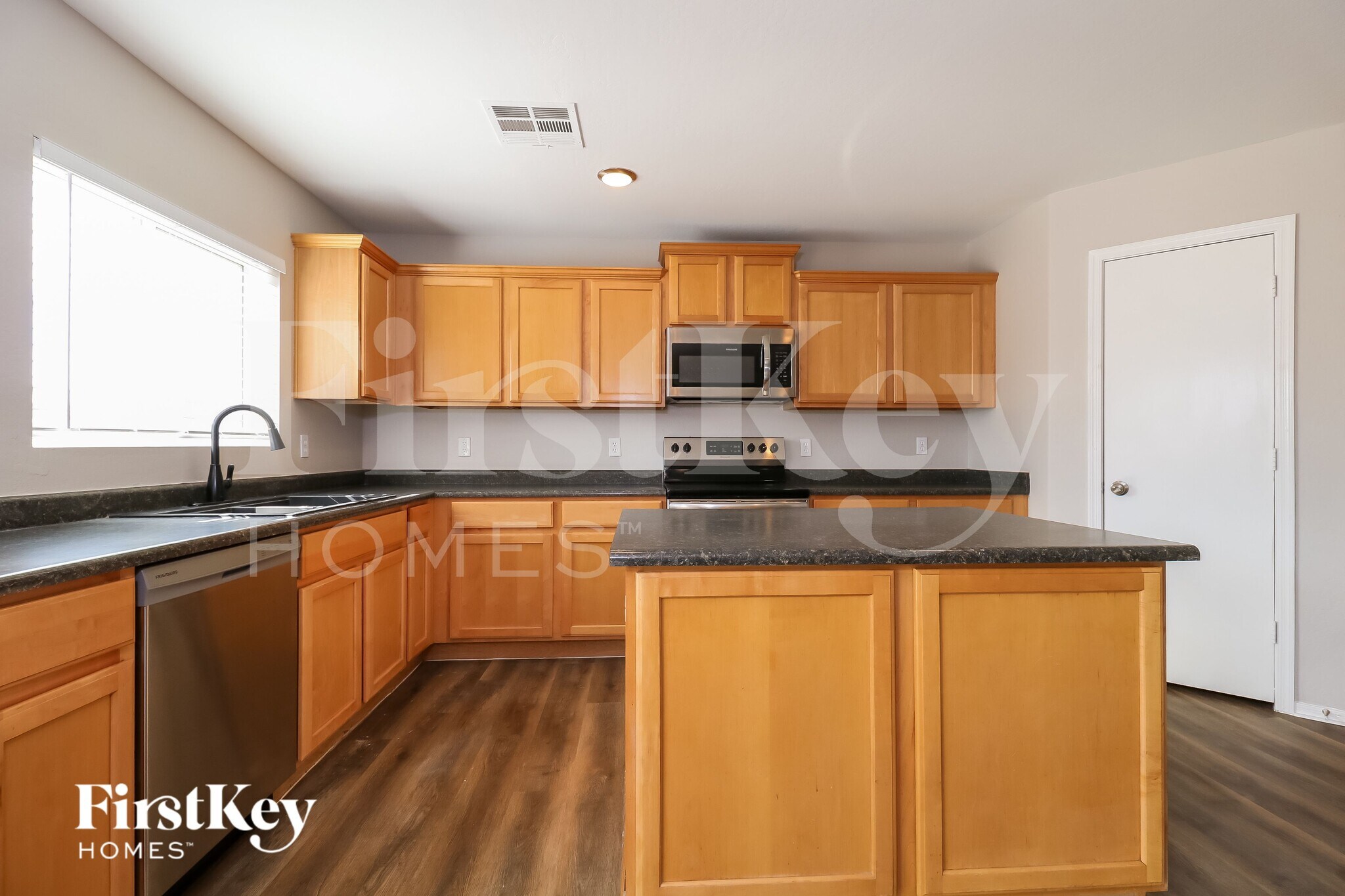 Building Photo - 1411 S 222nd Ln