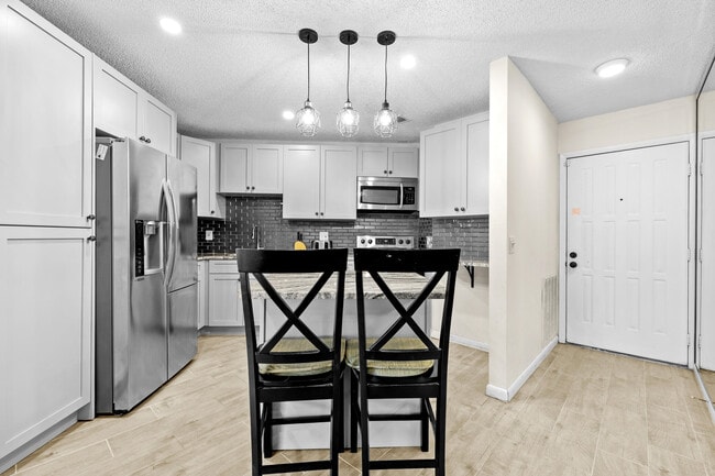 Building Photo - 2083 NE Collins Cir