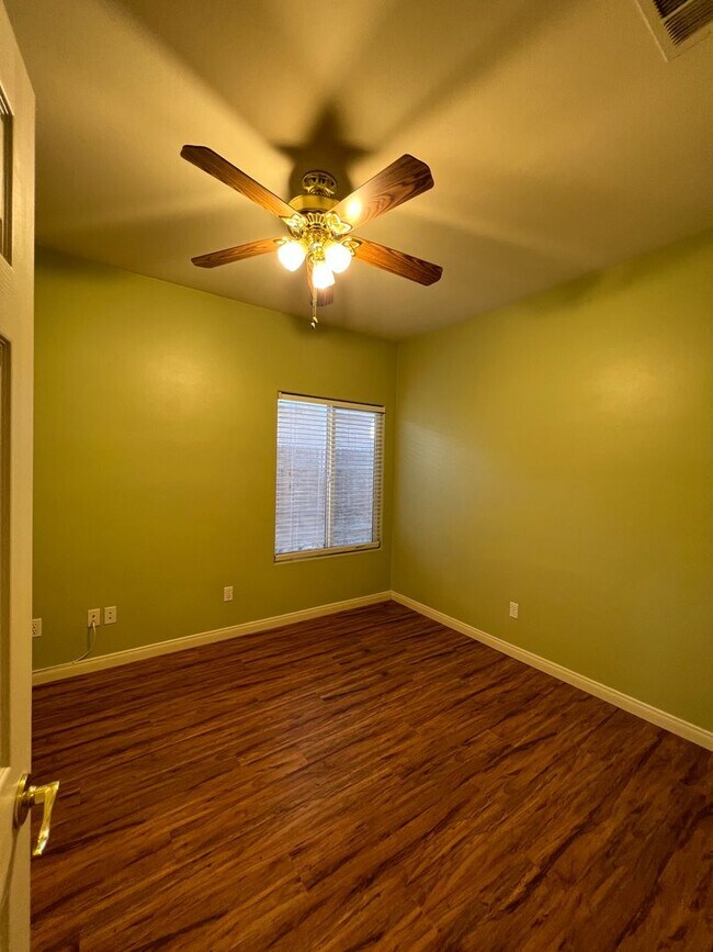 Building Photo - 9914 Paper Moon Way