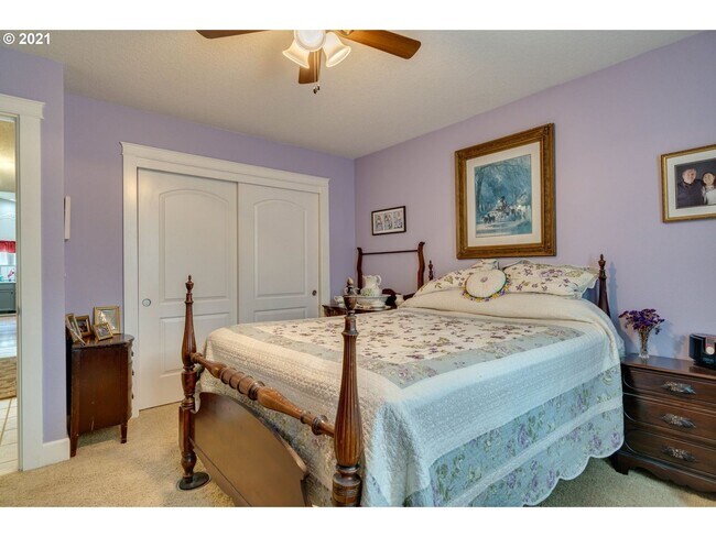 Building Photo - Charming One Level Custom Home