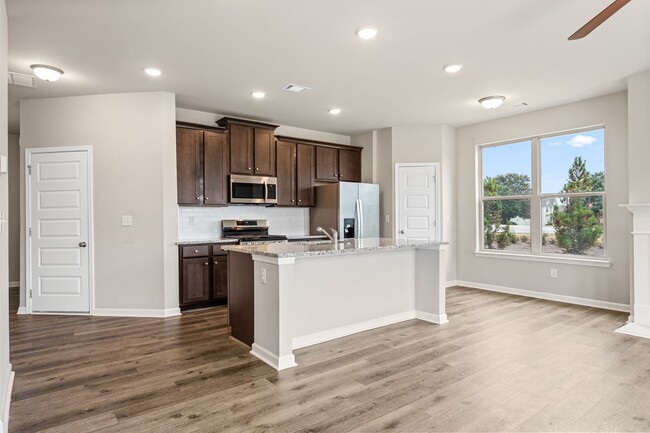 Building Photo - Modern 3 bed 2.5 Bath Town Home in Oakwood...