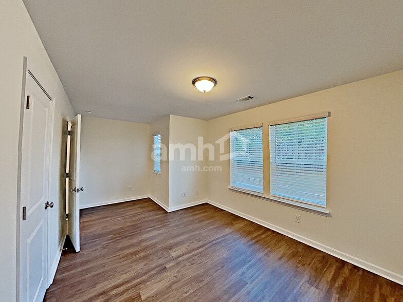 Building Photo - 553 Camp dr