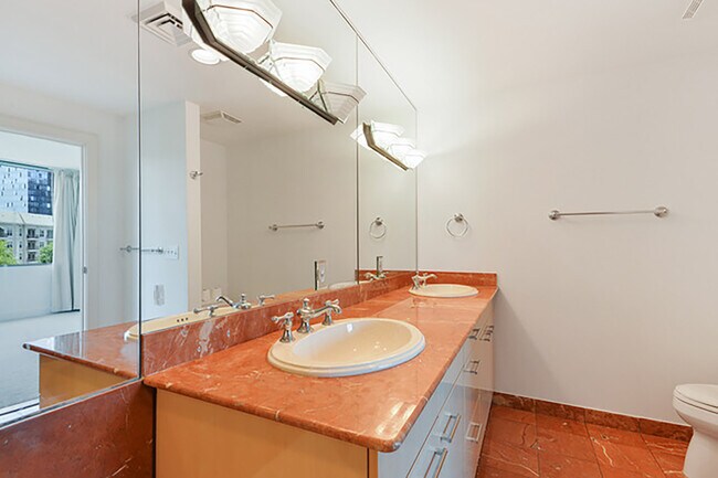 Building Photo - 700 Park Regency Pl NE