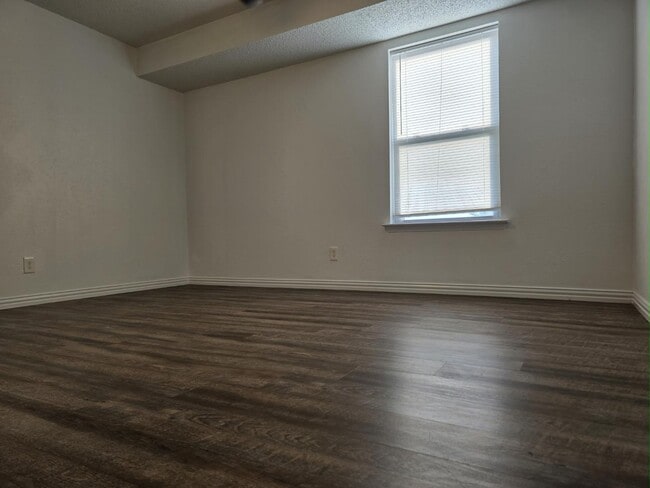 Building Photo - 7206-7206 Vista Cliff Dr