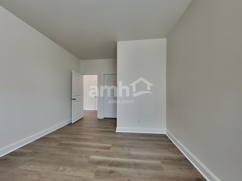 Building Photo - 806 Willow Tower Ct