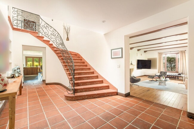 Building Photo - 604 Alta Dr