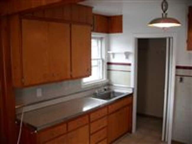 Building Photo - 3 Bedroom, 1 Bath Home Move-In Ready! Sec....