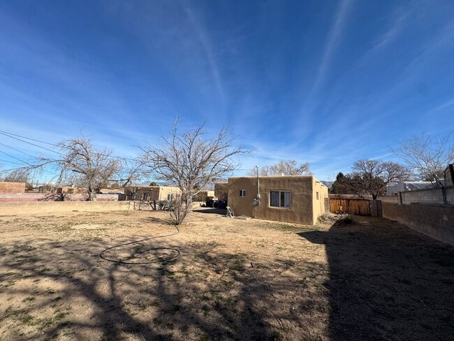 Building Photo - University Home, Great Layout!