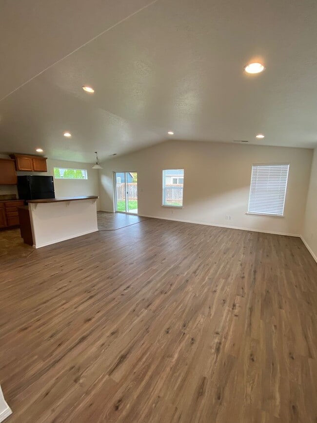 Building Photo - Beautiful 3 bed/2.5 bath with open floorplan!