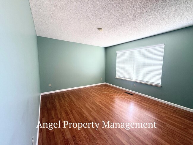 Building Photo - 2208 Begonia Ct