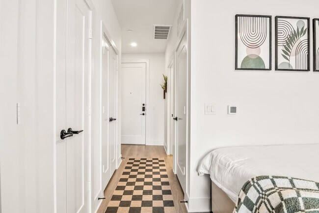 Building Photo - 701 Richmond Ave.