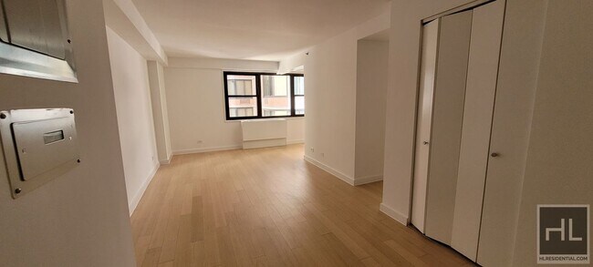 Building Photo - 222 E 39th St