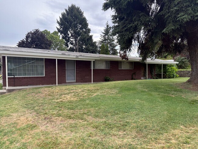 Building Photo - 4210 W Chestnut Ave