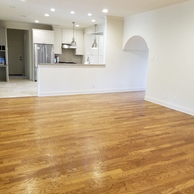 Building Photo - Stunning Home - North Cat Mountain - 4 bed...