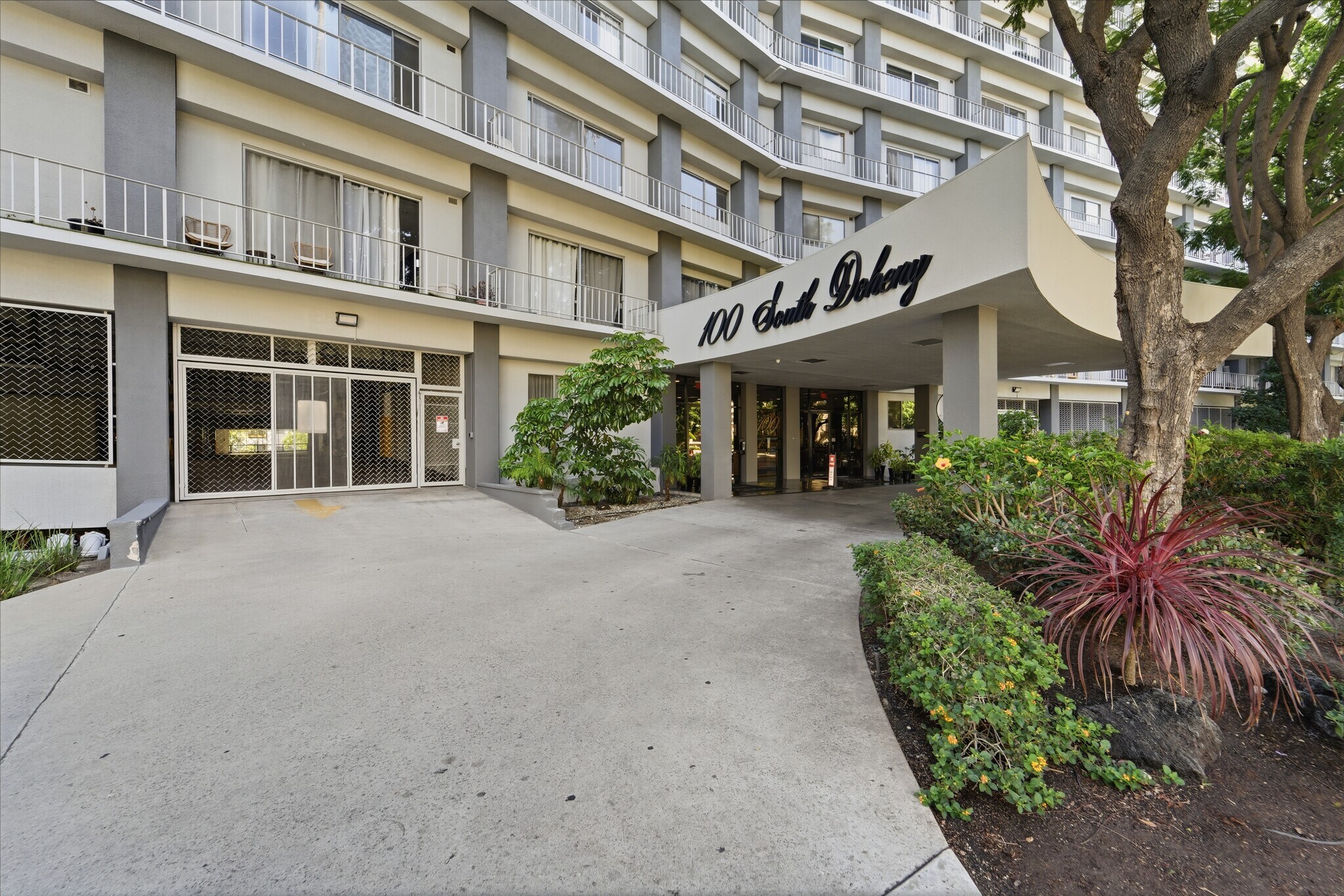Building Photo - 100 S Doheny Dr