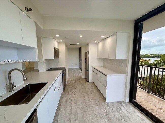 Building Photo - 801 N Venetian Dr