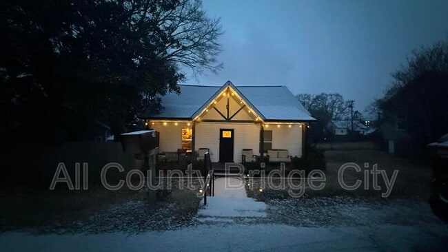 Building Photo - 23 Traction St