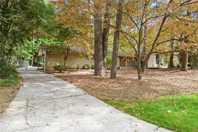 Building Photo - 705 Edgewater Trail