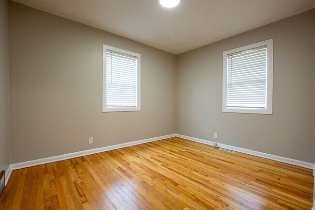 Building Photo - Adorable 3 Bedroom / 1 Bath Split Entry Home in Carter Lake with 2 Car Detach Garage!