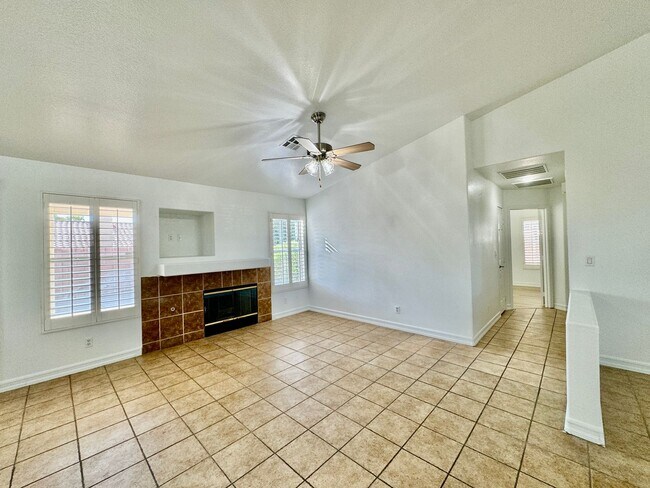 Building Photo - Charming 2 bedroom home in northwest. Very open floorplan.