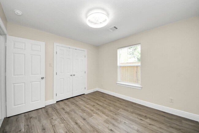 Building Photo - 7066 Villa Dr