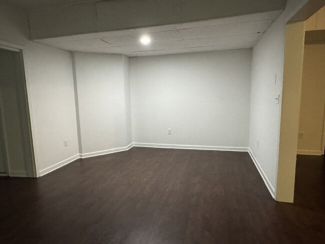 Building Photo - Charming Bungalow for Rent – Quiet Retreat...